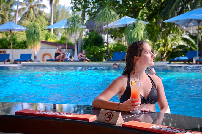 班度士岛|班多士 Bandos islands,dining时间( 全天候 )美食攻略 Pool Bar(池畔酒吧) ,方便大家选岛(海岸线假期一级代理提供),海岛马尔代夫maldives